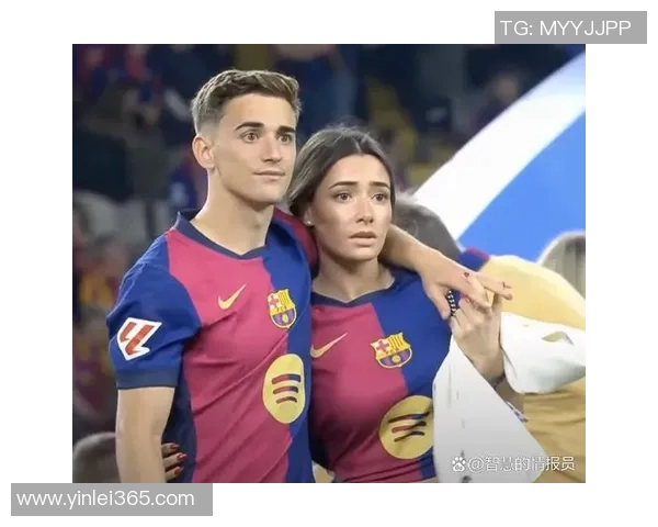 足球球星与女友亲密接吻画面曝光 两人甜蜜互动引发热议